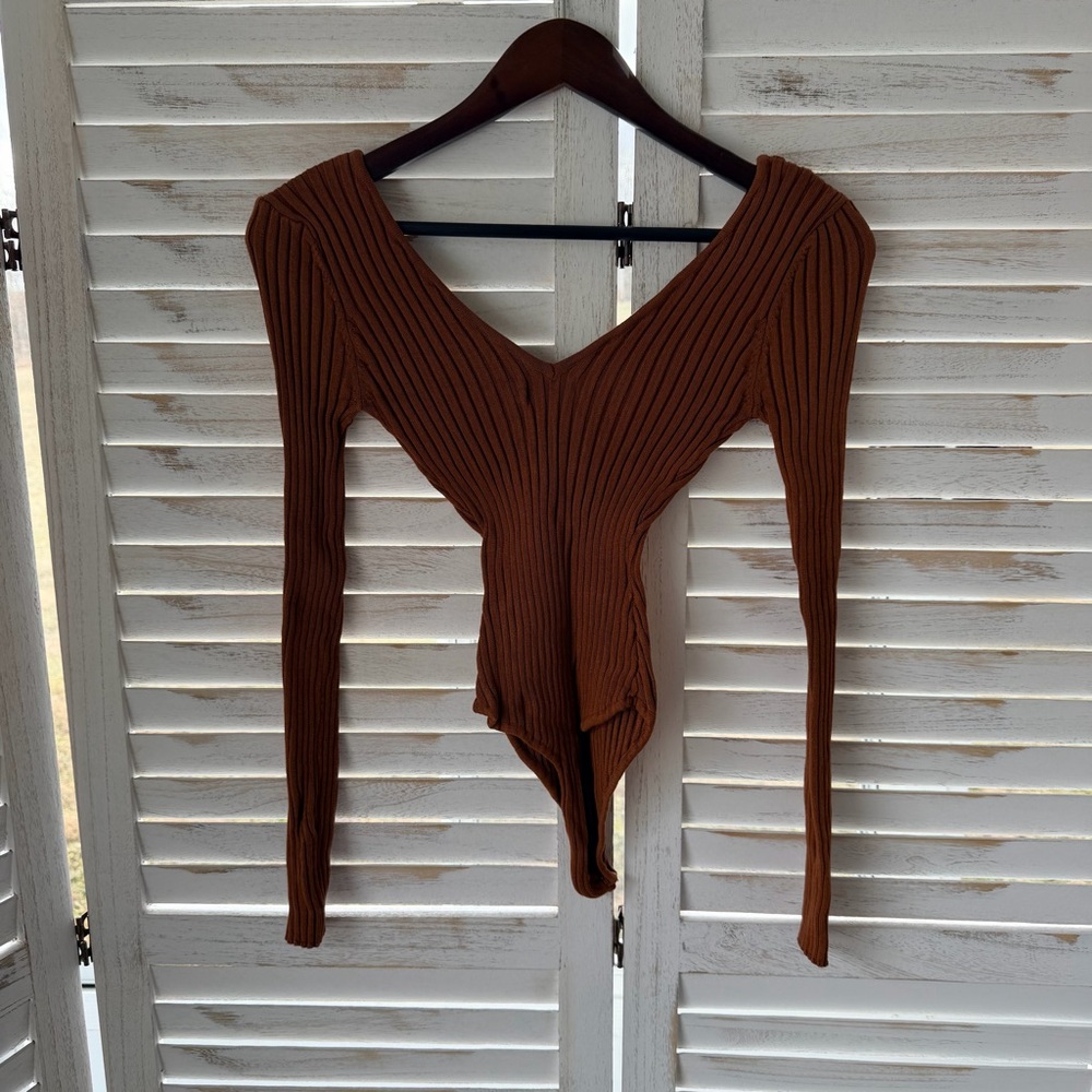 Bella Edge | Ribbed Double V-Neck Bodysuit Top - Picture 7 of 9